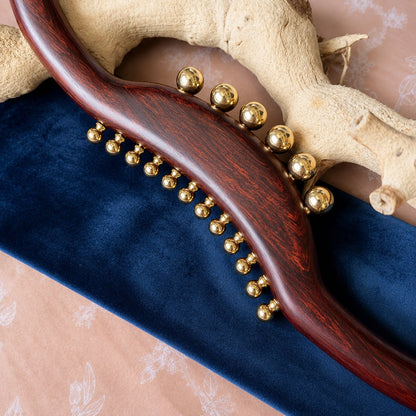 Two massage intensities detail: small brass beads for a gentle massage, large beads for firmer pressure